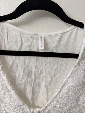 Xhilaration White Floral Lace V-Neck Top